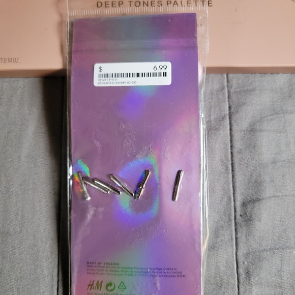 ๐ H & M Face Forward Palette with Brushes - Picture 8 of 11